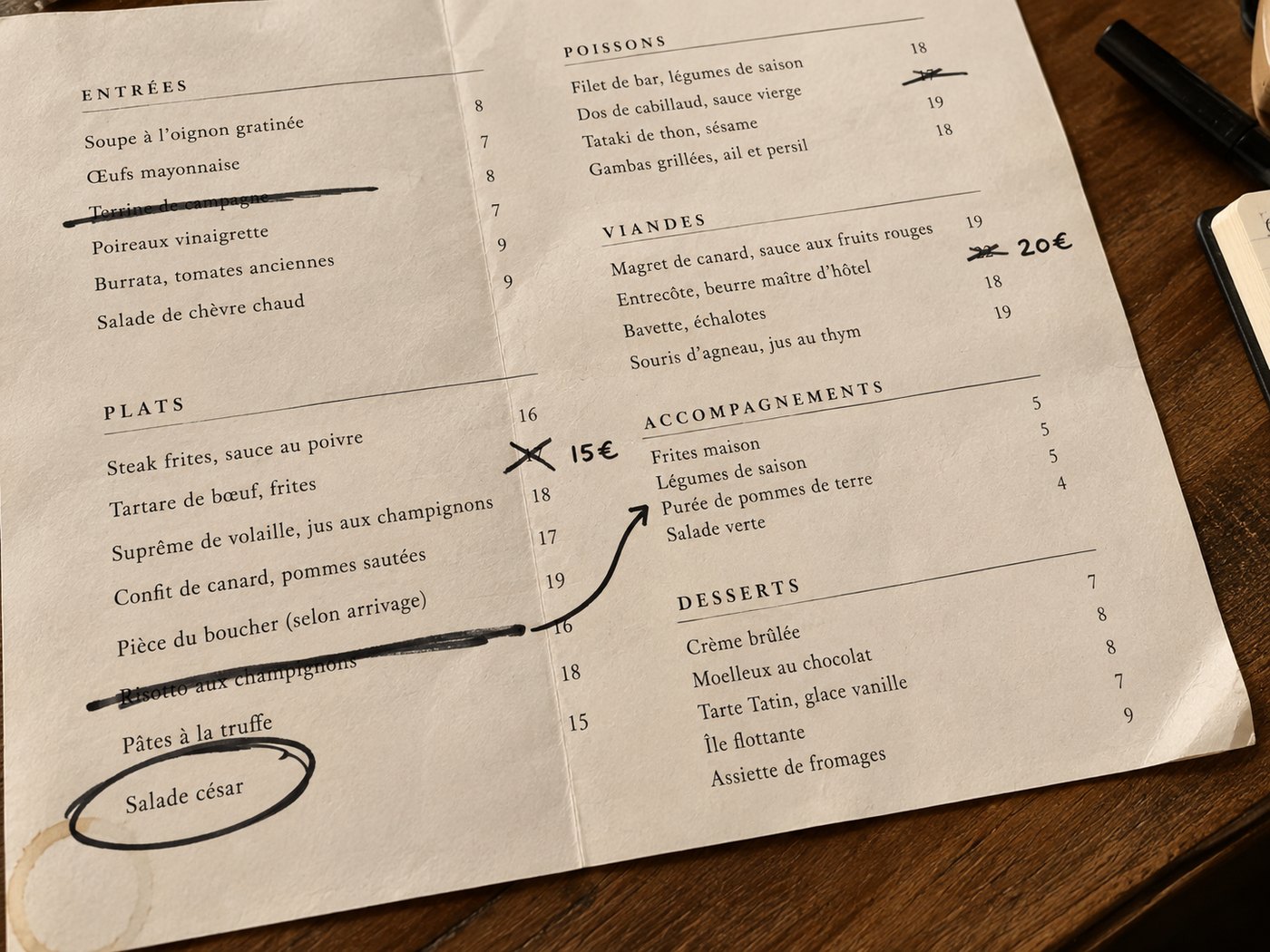 Une carte de restaurant en papier, des prix barrés au marqueur et réécrits à la main