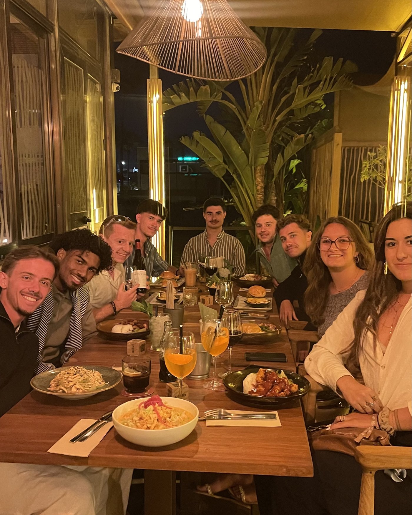 Elysio et ses amis à table dans un restaurant de Madrid