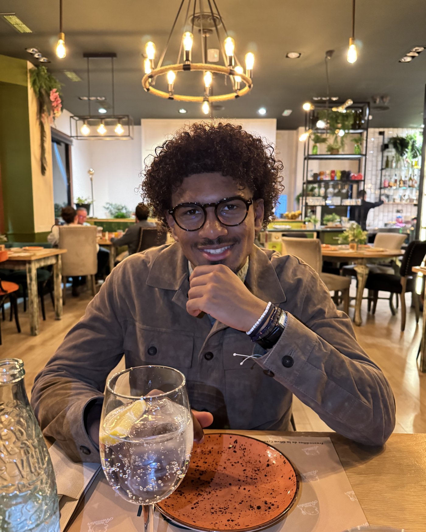 Elysio, souriant, à table au restaurant