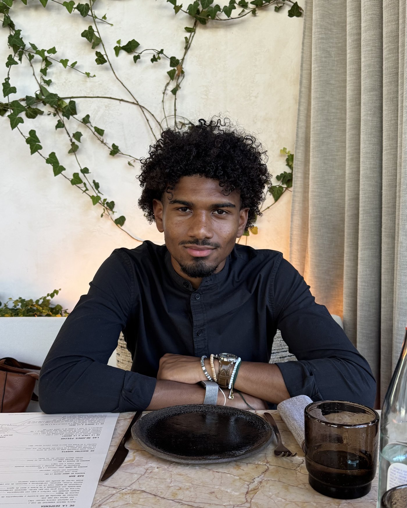 Elysio Marchandise, fondateur de MenuLux, attablé dans un restaurant