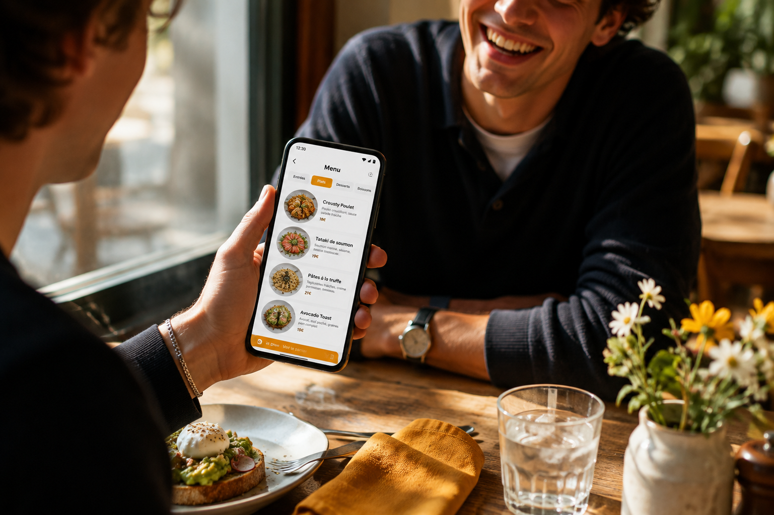 Client consultant le menu digital MenuLux au restaurant
