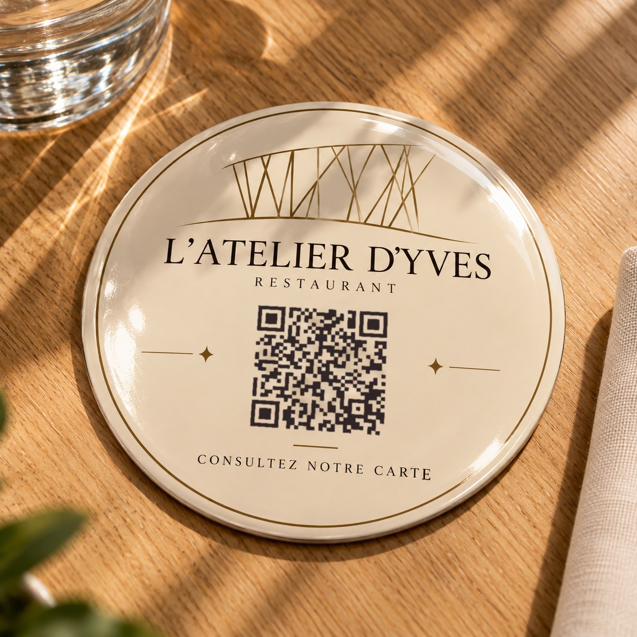 Pastille de table L'Atelier d'Yves, scannez pour ouvrir la carte